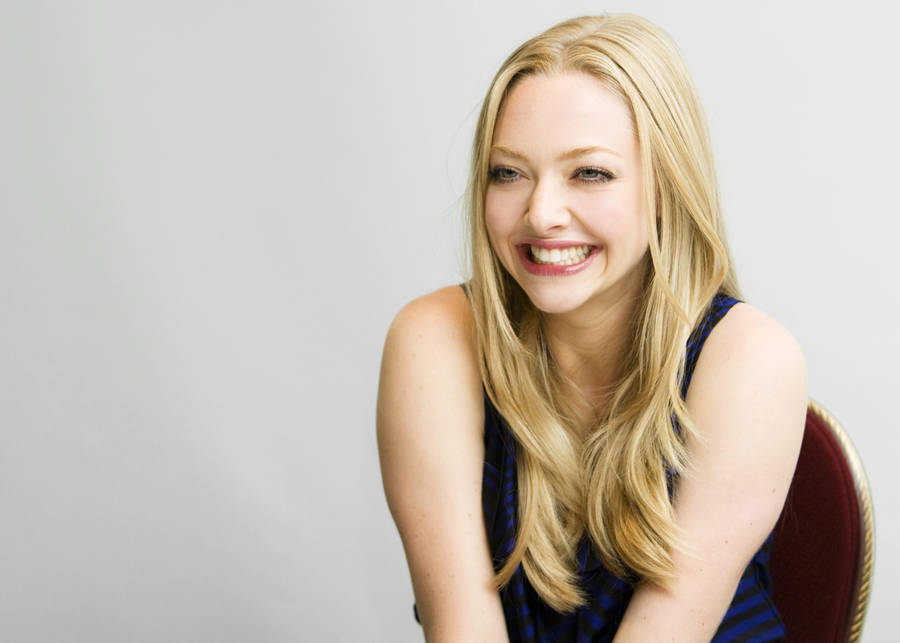 Amanda Seyfried Smiling Wallpaper