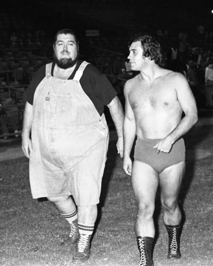 American Professional Wrestler Haystacks Calhoun And Jerry Brisco Wallpaper
