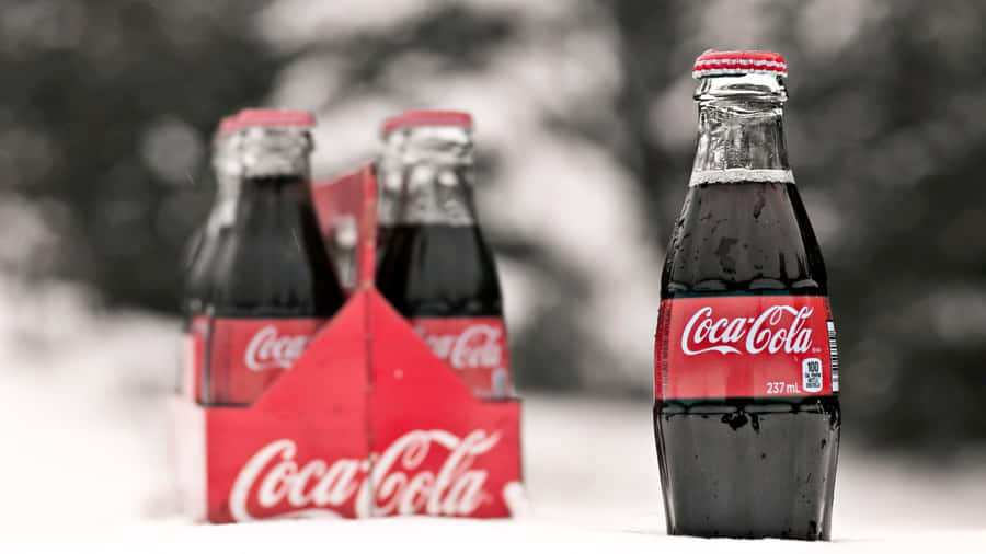 Applicable Coca-cola Bottles [wallpaper] Wallpaper