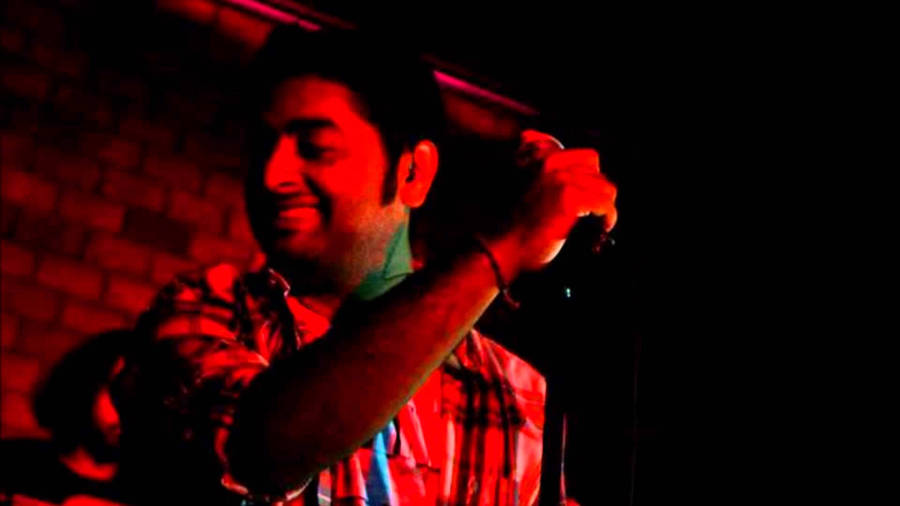 Arijit Singh Singing In The Dark Wallpaper