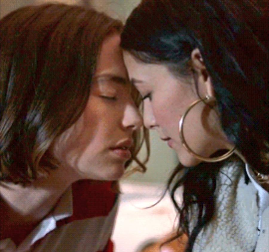 Atypical Romantic Couple Izzie And Casey Wallpaper