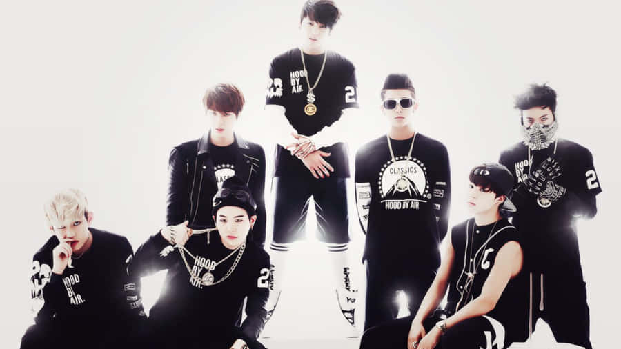 Bangtan Sonyeondan Posing For A Group Photo Wallpaper