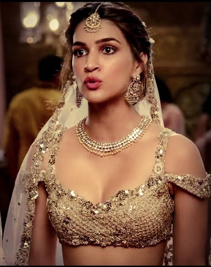 Beige Sari Kriti Sanon Hd Wallpaper