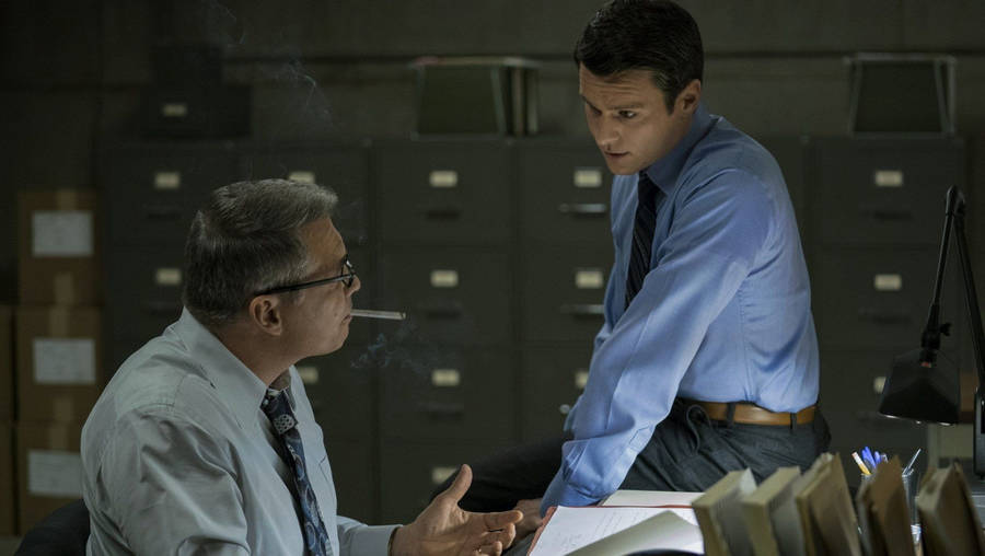 Bill Tench Smoking In The Netflix Mindhunter Series Wallpaper