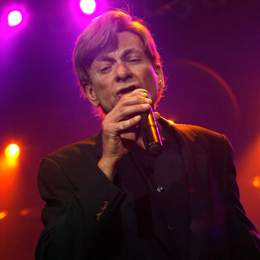 Bobby Caldwell, Legendary Soul Singer, Performing Live Wallpaper