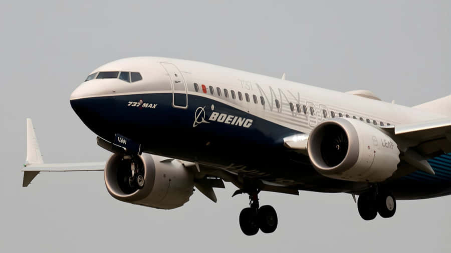 Boeing 737 Aircraft In Flight Wallpaper