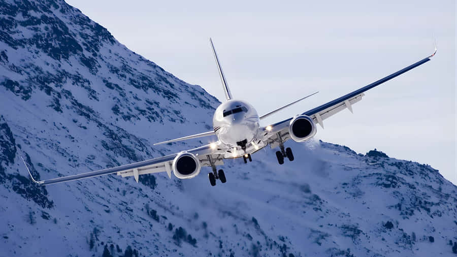 Boeing 737 Mountain Approach Wallpaper