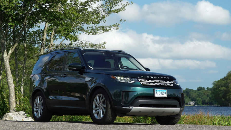 Bold And Rugged Land Rover Discovery Wallpaper