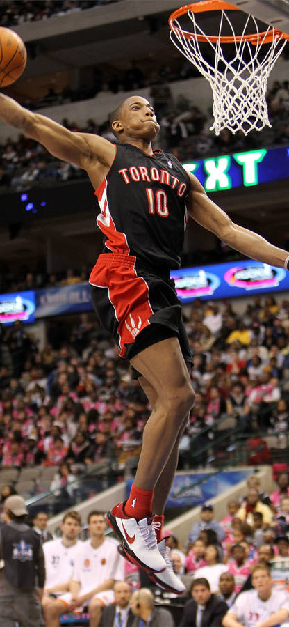 Bradley Beal Intense Dunk Game Wallpaper