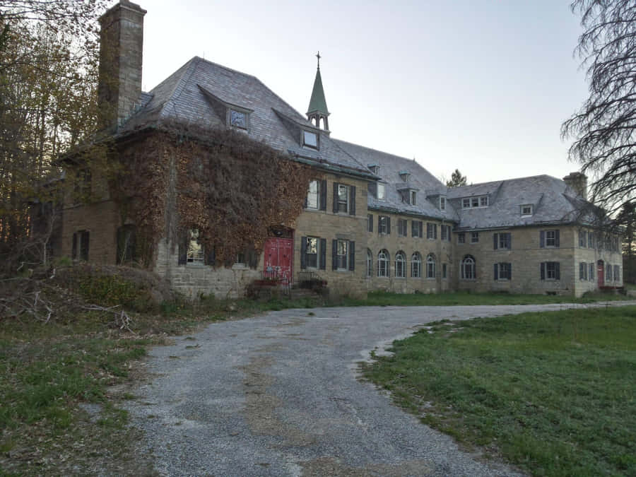 Breathtaking Sunrise Over Mountain Peaks Wallpaper