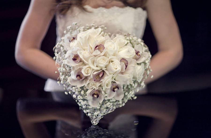 Bride With Heart Roses Bouquet Wallpaper