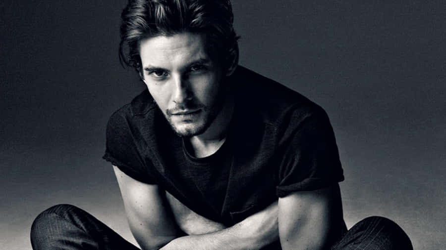 British Actor Ben Barnes In A Casual Pose Wallpaper
