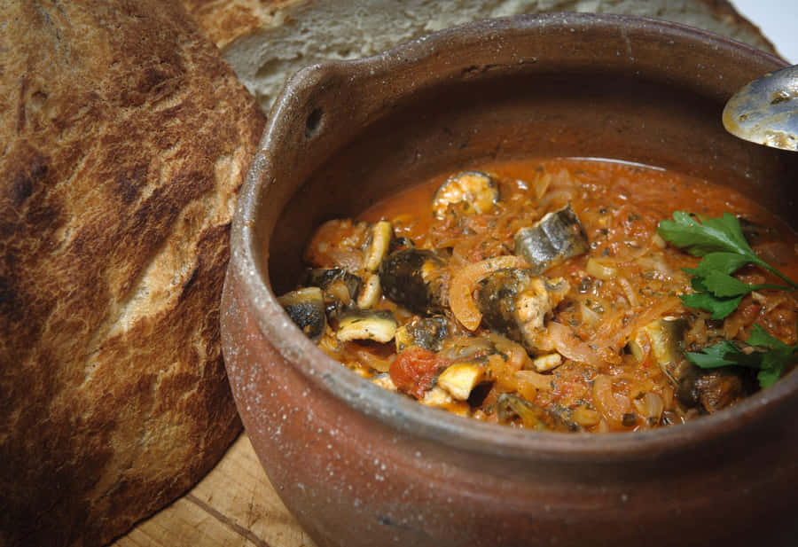 Brudet On A Ceramic Pot Wallpaper