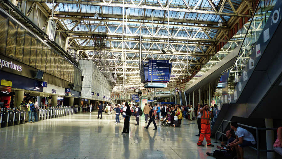 Bustling Beauty Of Waterloo Station Wallpaper