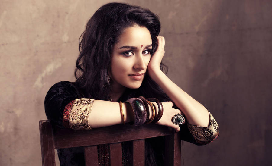 Caption: Aashiqui 2's Arohi Engaged In A Passionate Modeling Shot. Wallpaper