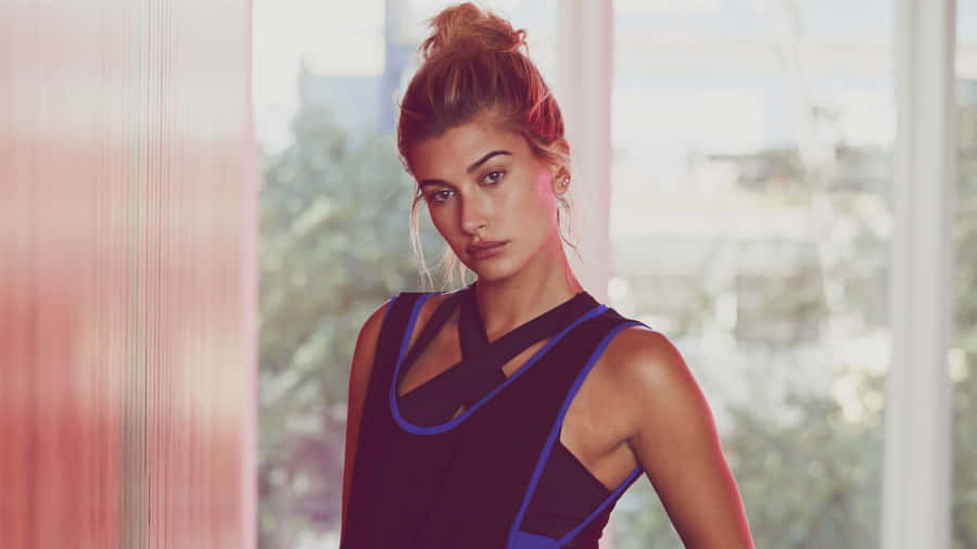 Caption: American Model Hailey Baldwin Dazzles In Casual Attire Wallpaper