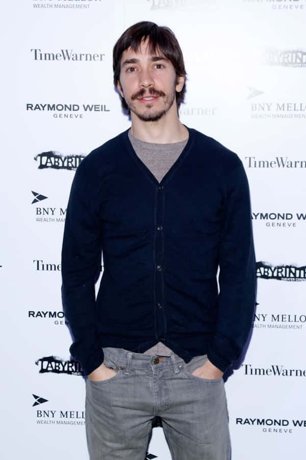 Caption: Justin Long Posing At A Photoshoot Wallpaper