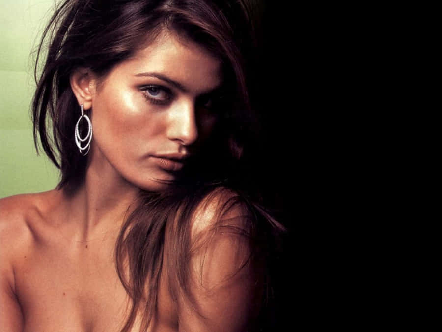 Captivating Look Of Isabeli Fontana Wallpaper