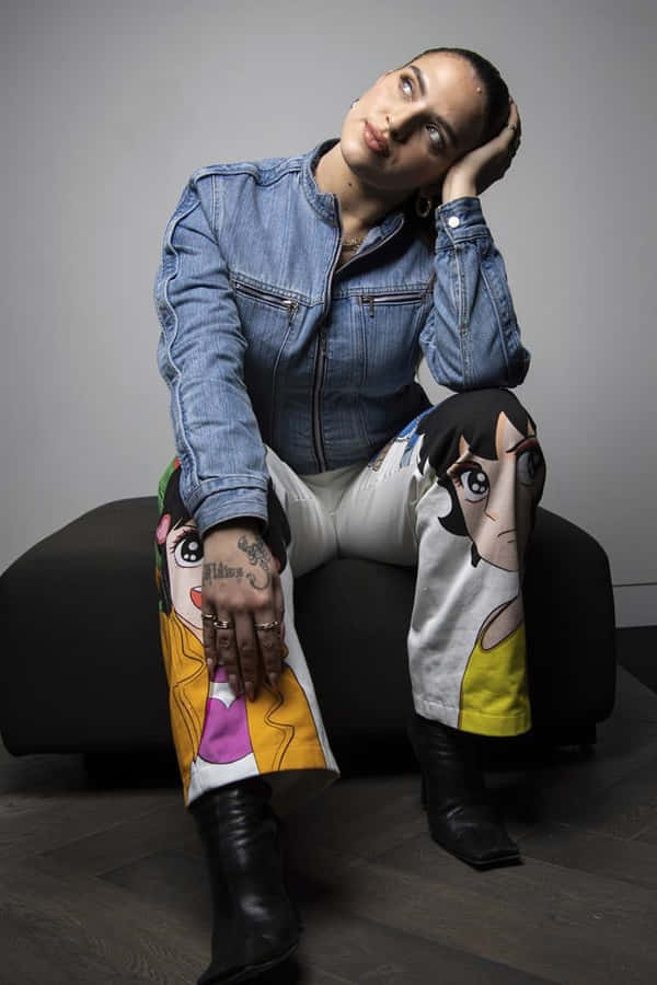 Captivating Mae Muller In Concert Wallpaper