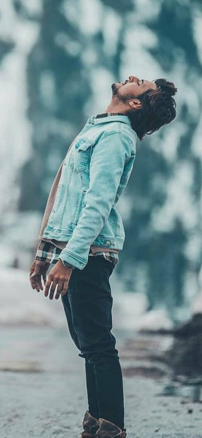 Captivating Portrait Of Darshan Raval Wallpaper