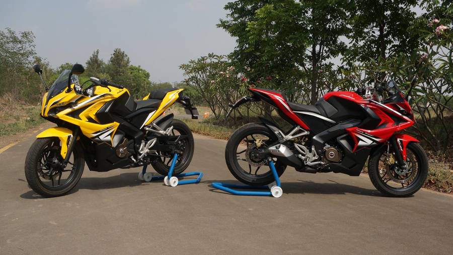 Captivating Pulsar Rs200 In Its Prime Wallpaper