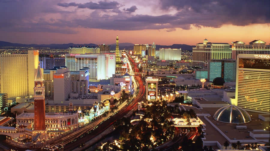 Captivating Skyline Of Las Vegas At Night Wallpaper