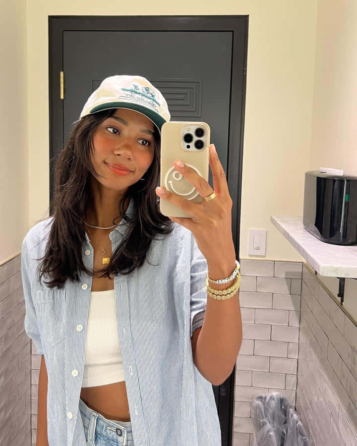 Casual Mirror Selfiewith Hat Wallpaper