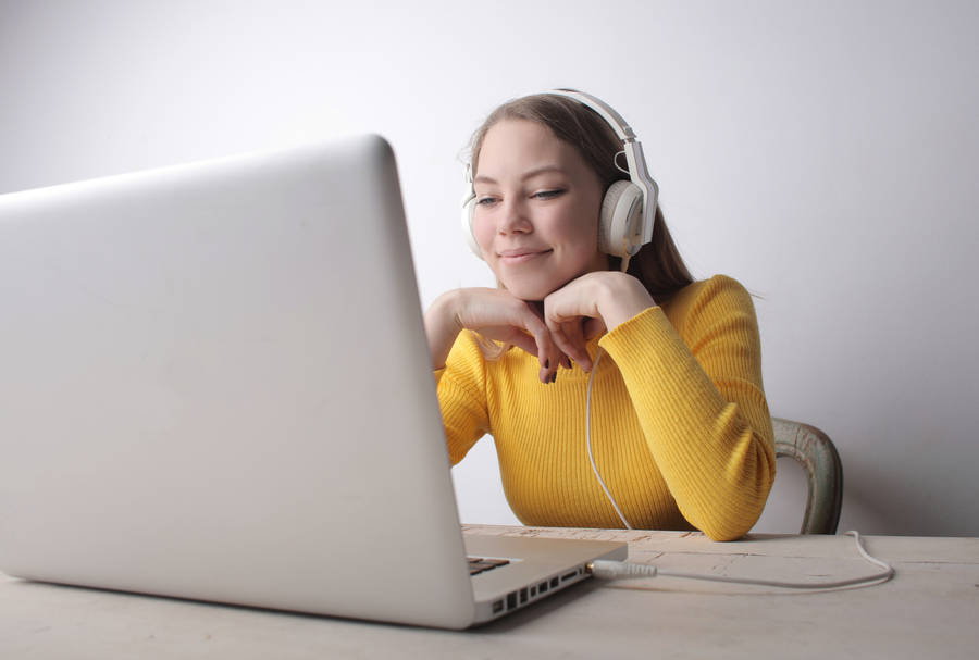 Charming Pastel Color Laptop On Soft Bedding Wallpaper