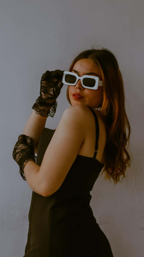 Chic_ Girl_in_ Black_with_ White_ Sunglasses Wallpaper