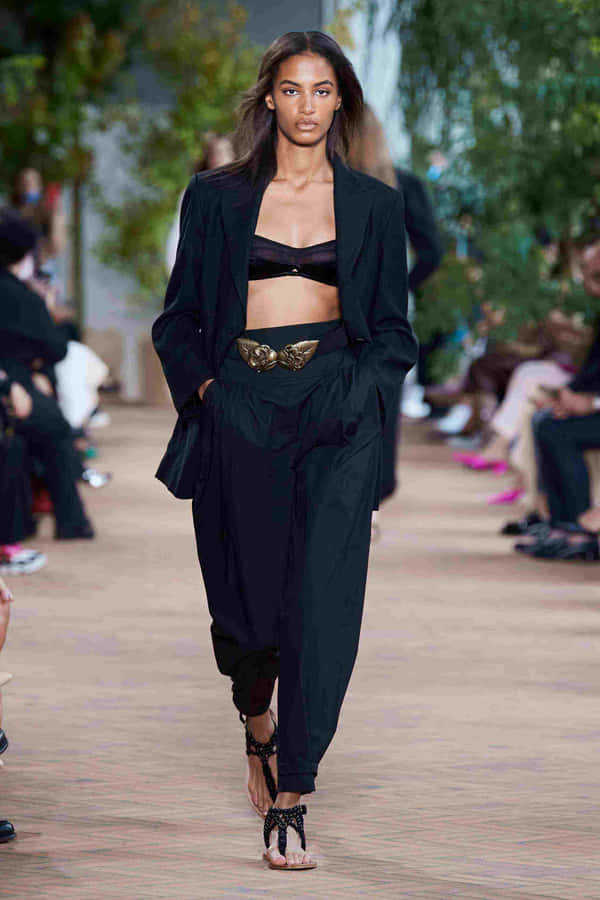 Chic Minimalist Fashion Ensemble Wallpaper