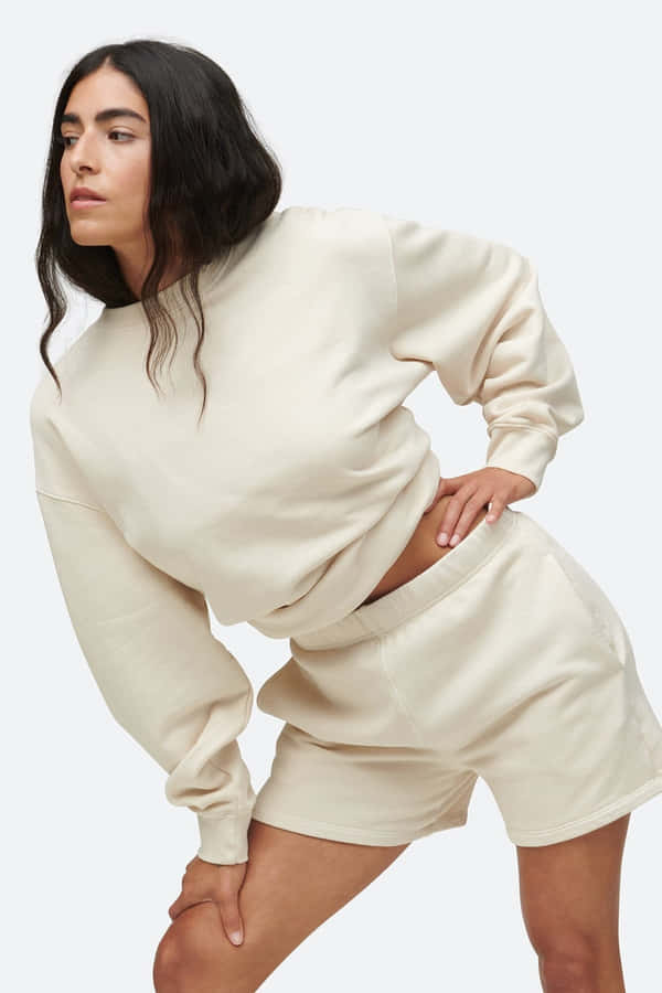 Chic Minimalist Fashion Outfit Wallpaper