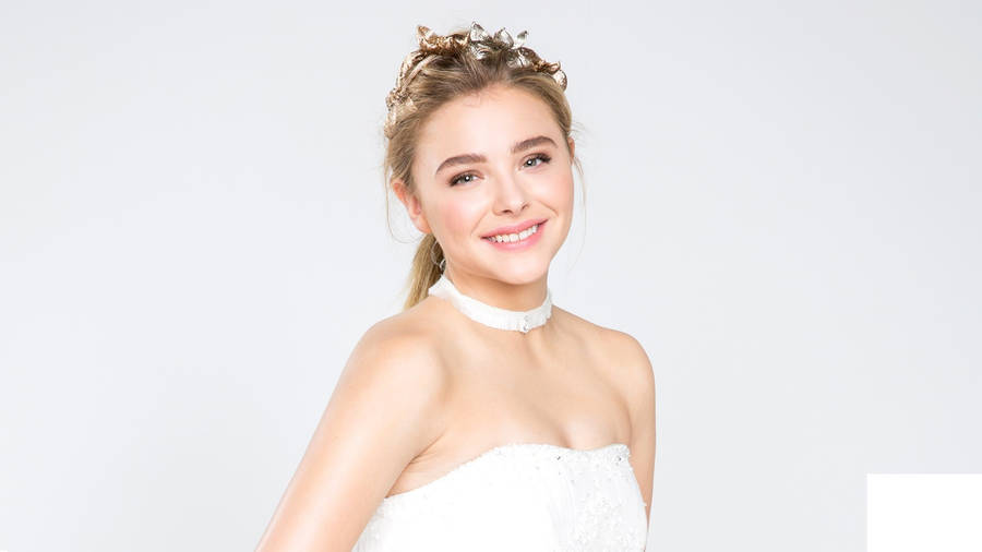 Chloë Grace Moretz White Elegant Dress Wallpaper