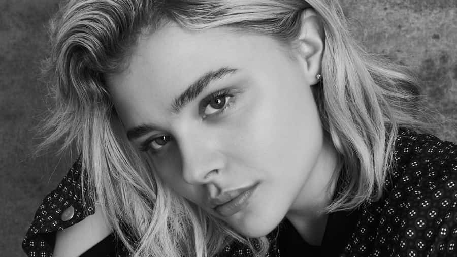 Classic Black And White Portrait Of A Female Celebrity Wallpaper