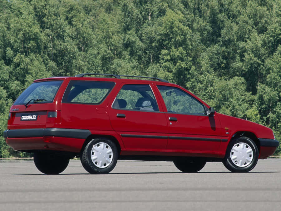 Classic Citroen Zx In Vibrant Cityscape Wallpaper