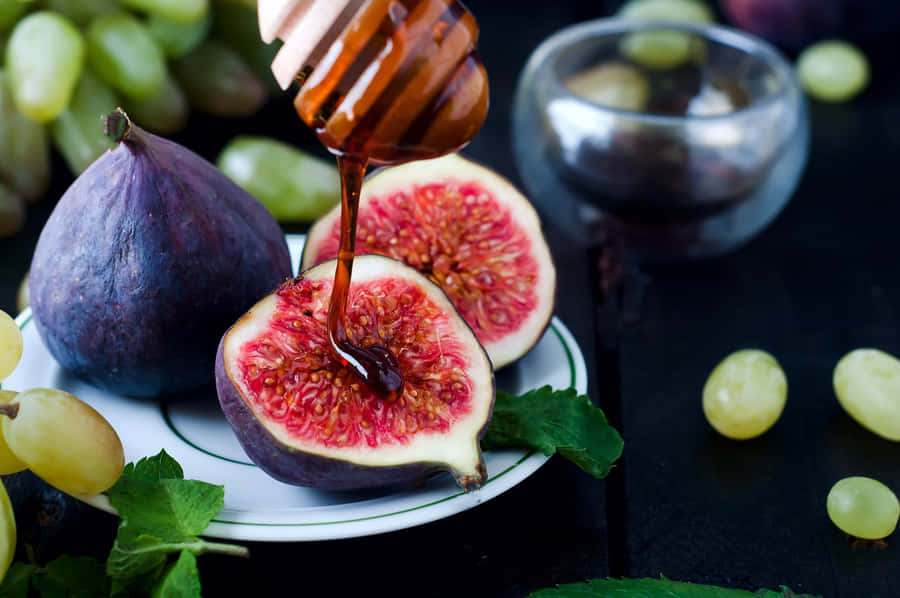 Closeup Of A Basket Of Fresh Purple Figs Wallpaper