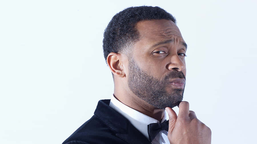 Comedian Mike Epps On Stage At A Live Comedy Show Wallpaper