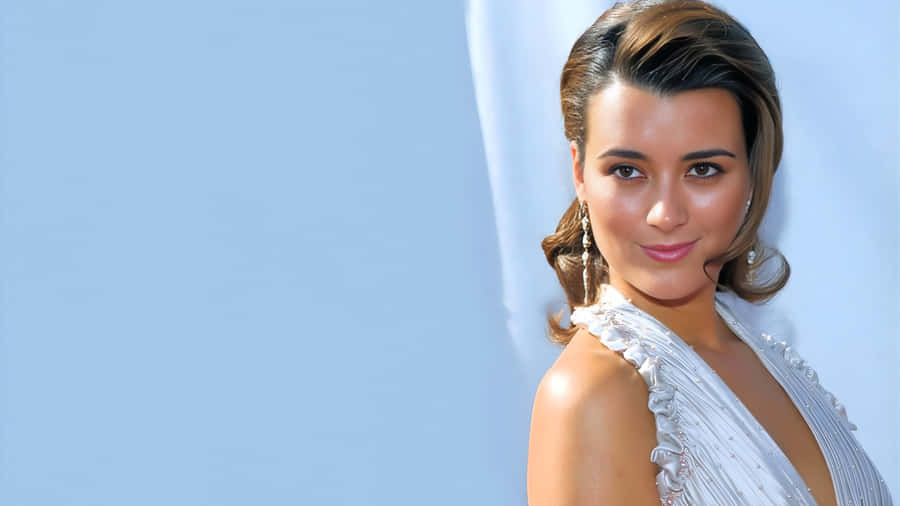Cote De Pablo Elegant Portrait Wallpaper