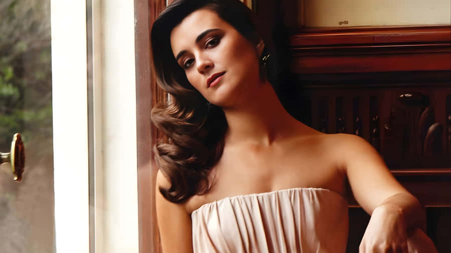 Cote De Pablo Elegant Portrait Wallpaper