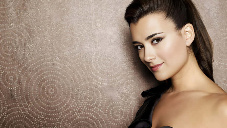 Cote De Pablo Elegant Portrait Wallpaper