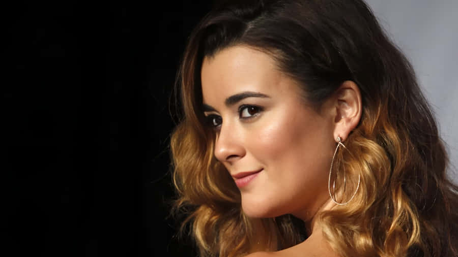 Cote De Pablo Glamorous Profile Wallpaper