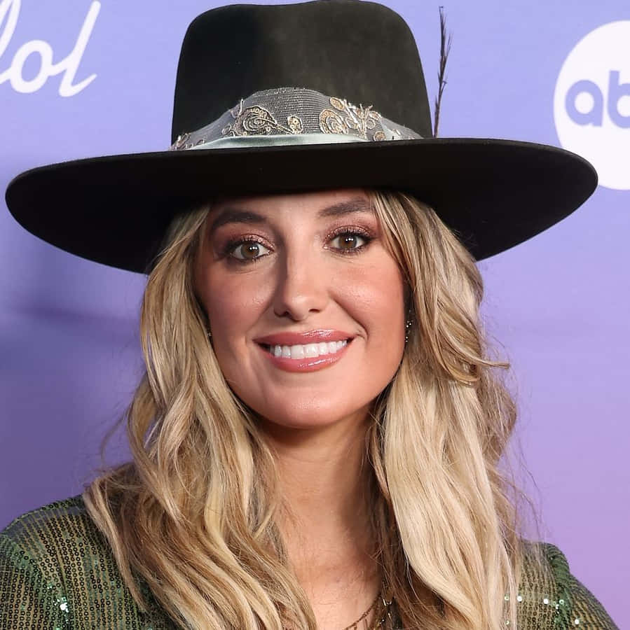 Country Singerin Black Hat Smiling Wallpaper