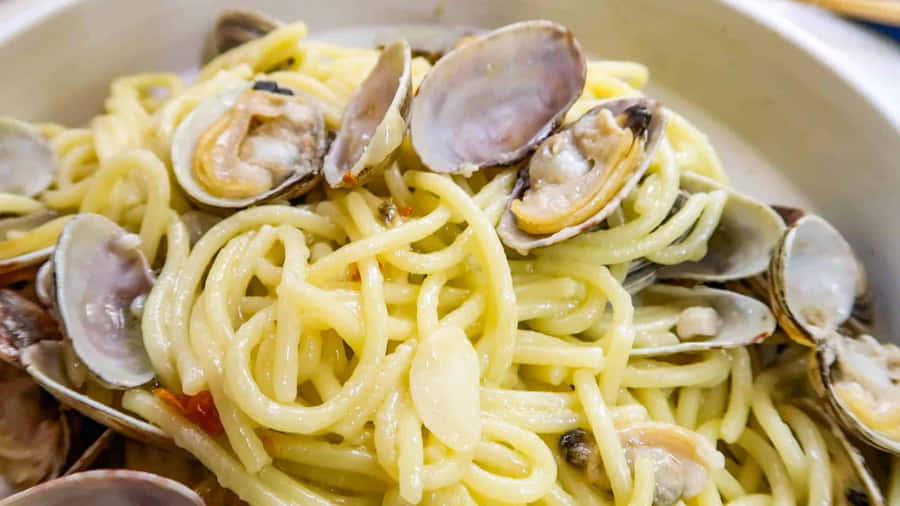 Creamy Spaghetti Alla Vongole Dish Wallpaper