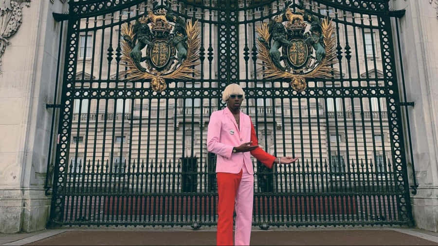 Cryptic Palace Gate Wallpaper