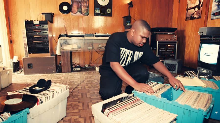 D J Screw Digging Through Records Wallpaper