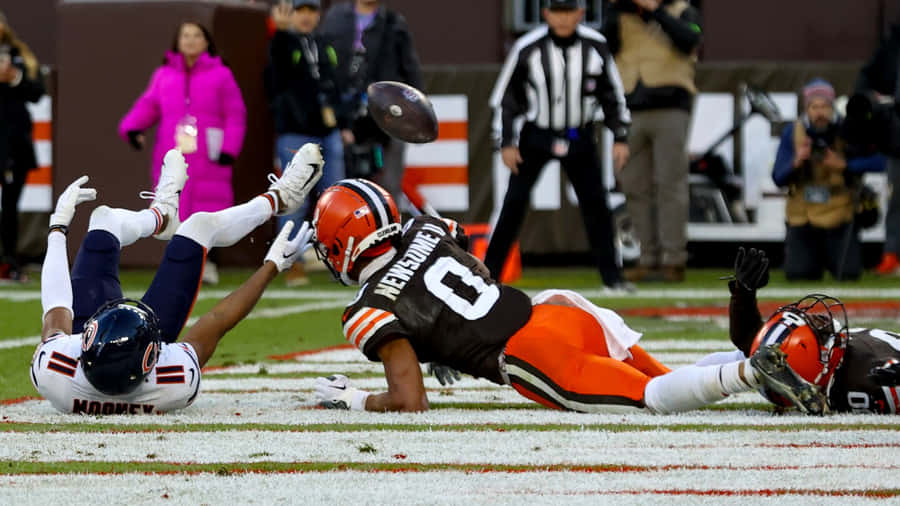 Darnell Mooney In Action Football Game Wallpaper