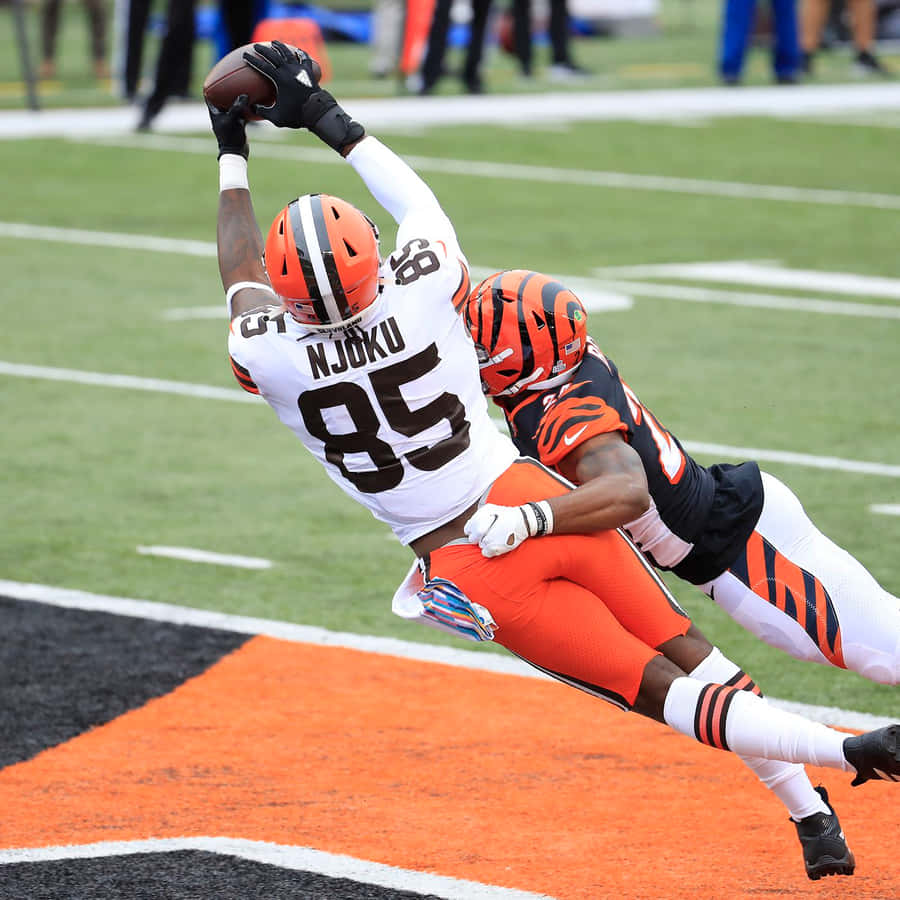 David Njoku Catching Football In Game Wallpaper