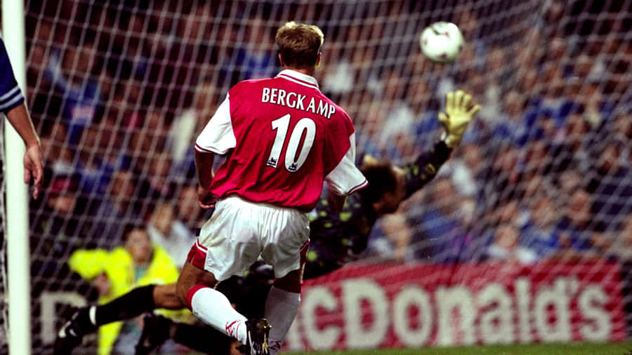 Dennis Bergkamp Beats Kasey Keller Wallpaper