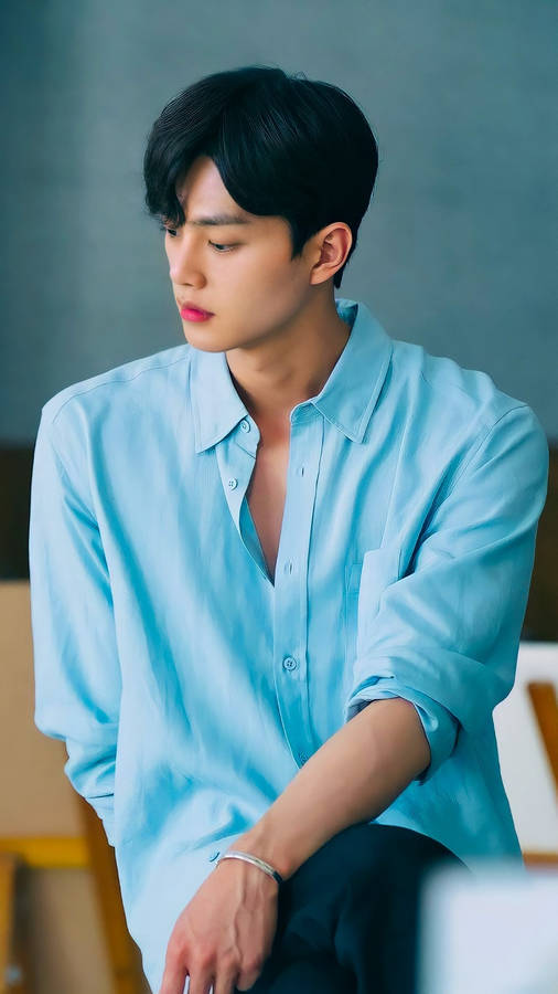 Determined Actor In Spotlight Wallpaper