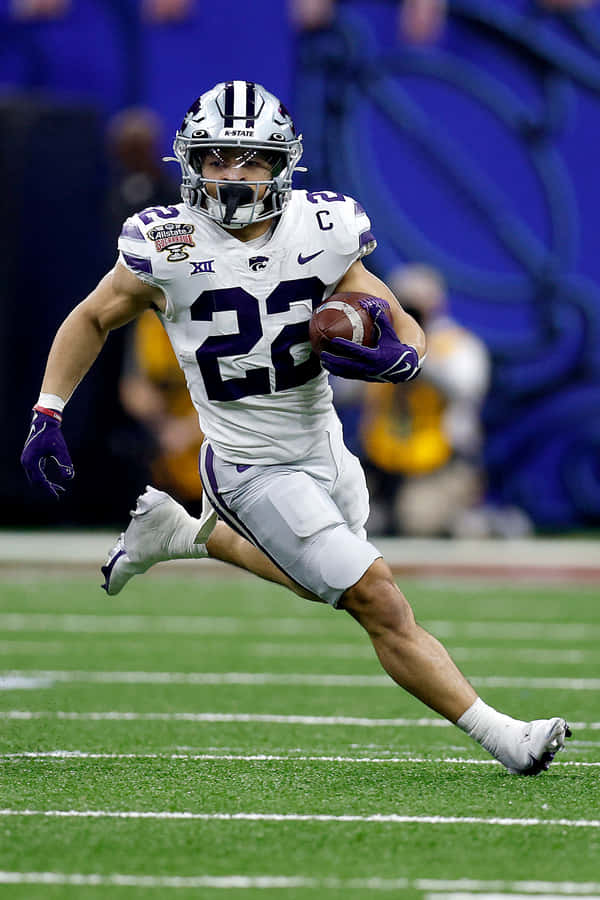 Deuce Vaughn Kansas State Football Action Wallpaper