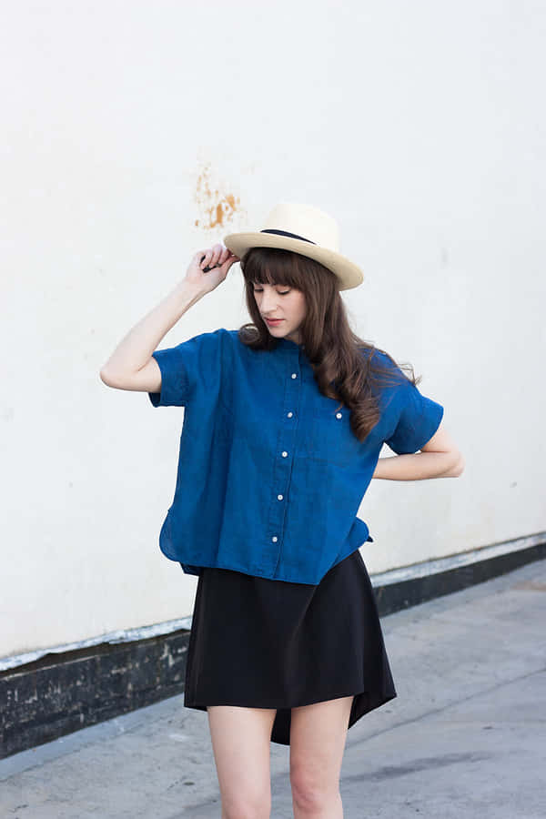 Effortless And Chic Minimalist Fashion Wallpaper